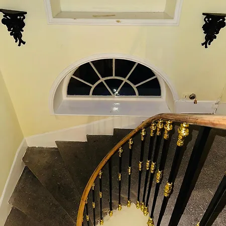 Le Chateau Bed & Breakfast *