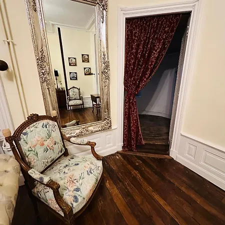Le Chateau Bed & Breakfast *