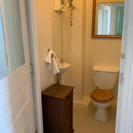 Le Chateau Bed & Breakfast Giat